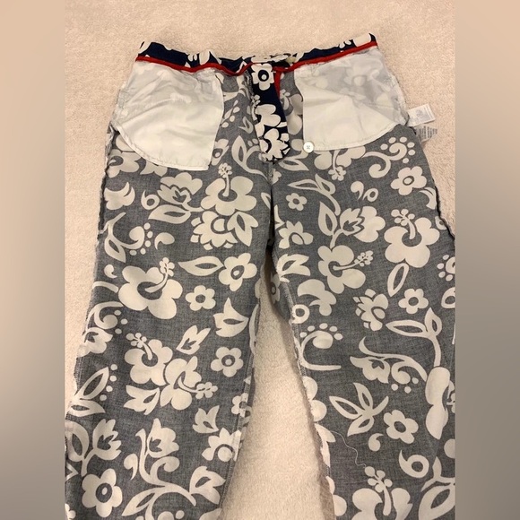 Tommy Hilfiger Floral White & Blue Capri Pants - Picture 7 of 9